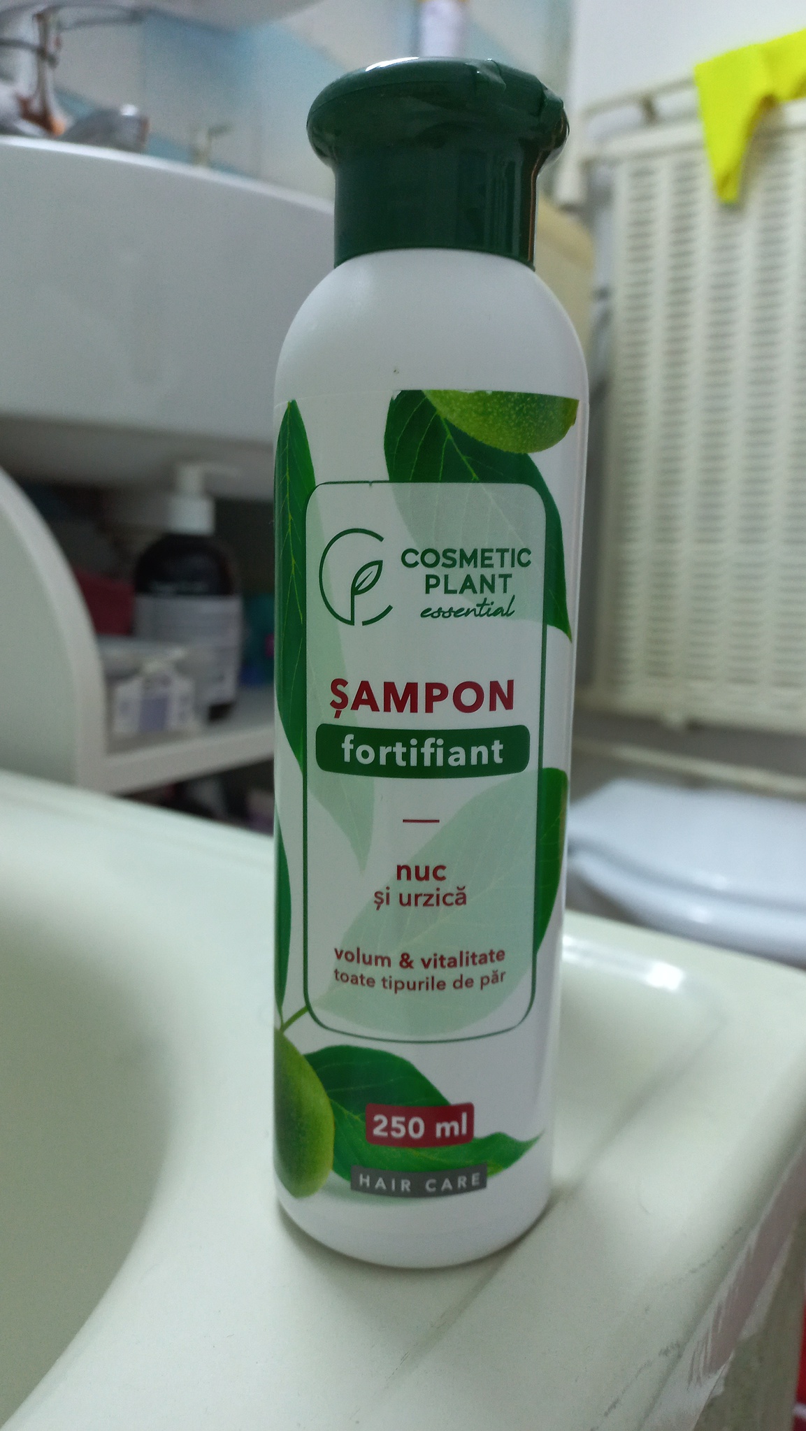 Cosmetic Plant Fortifying Shampoo With Walnut And Nettle